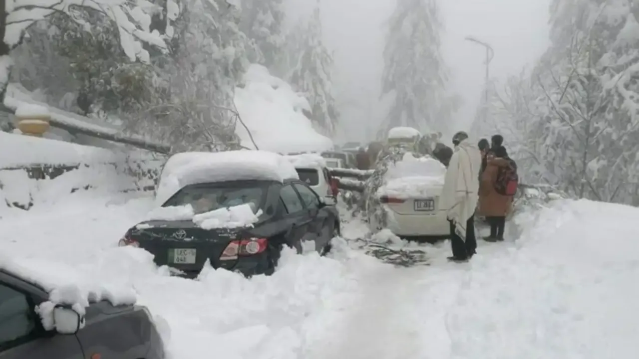 Pakistan'da şiddetli yağış: Ölü ve yaralılar var