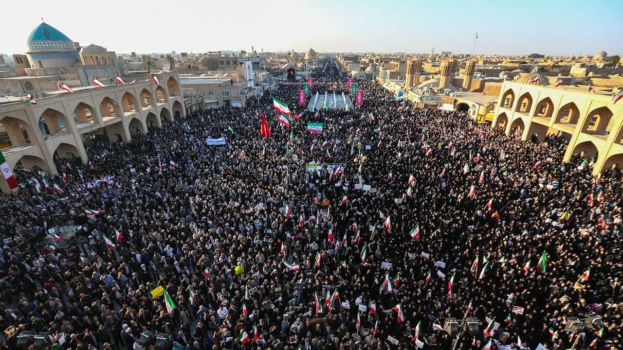 İran'da bu kez devrim yanlıları sokağa çıktı