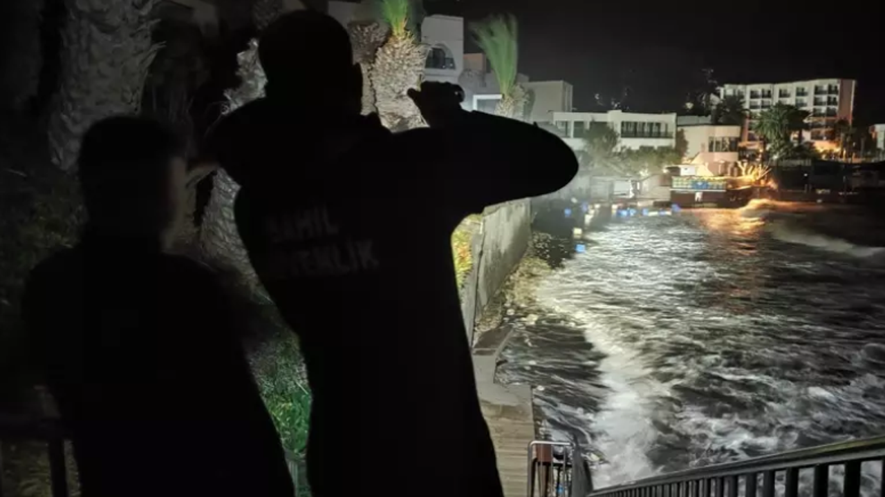 Şiddetli fırtınada denize düşen işçi hayatını kaybetti