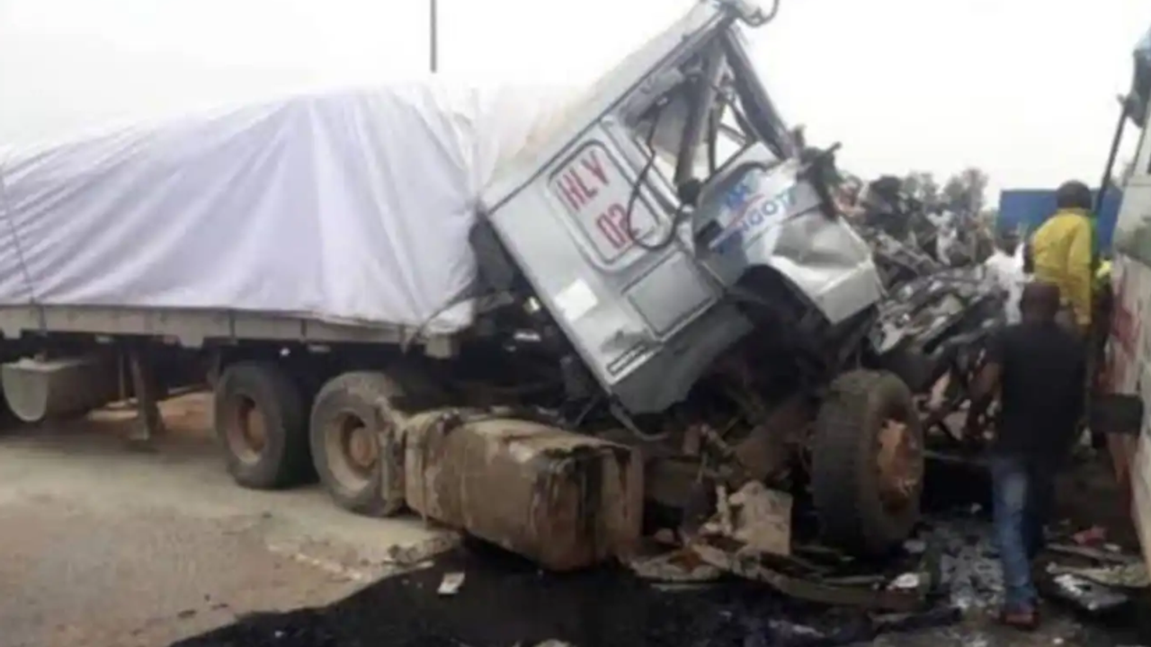 Otobüs ile kamyon çarpıştı: 11 ölü, 7 yaralı