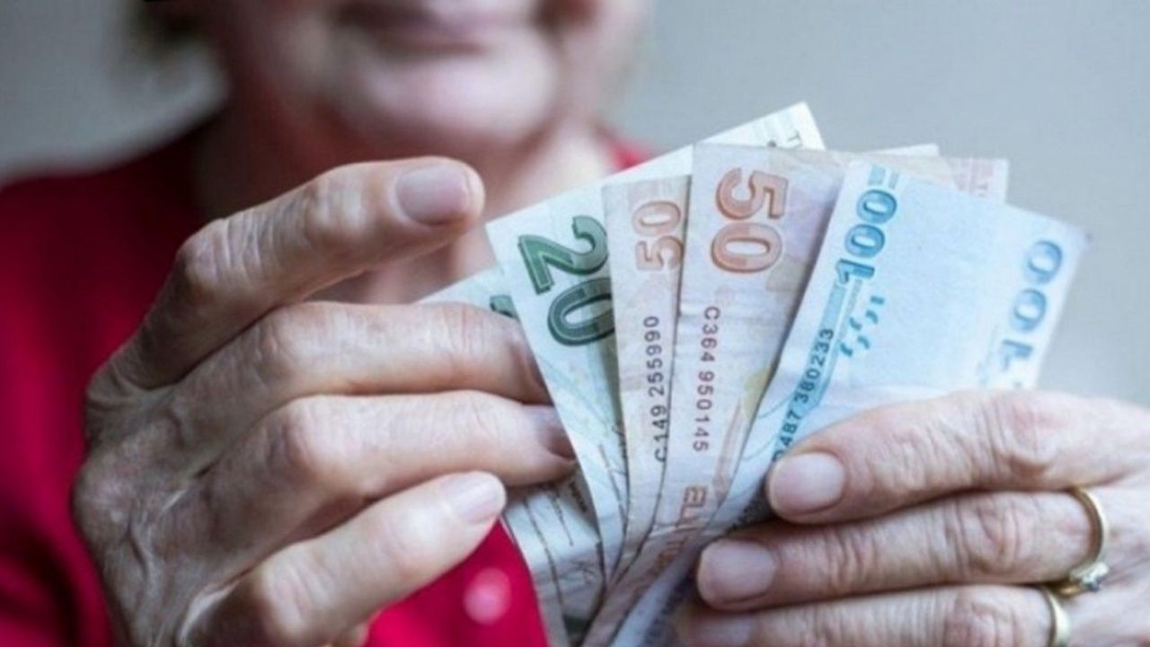 Emeklilere bir maaş ikramiye mi verilecek? Açıklama geldi
