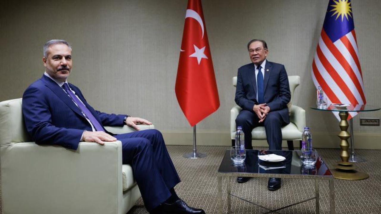 Bakan Fidan, Malezya Başbakanı Enver ve Dışişleri Bakanı Mohamad ile görüştü