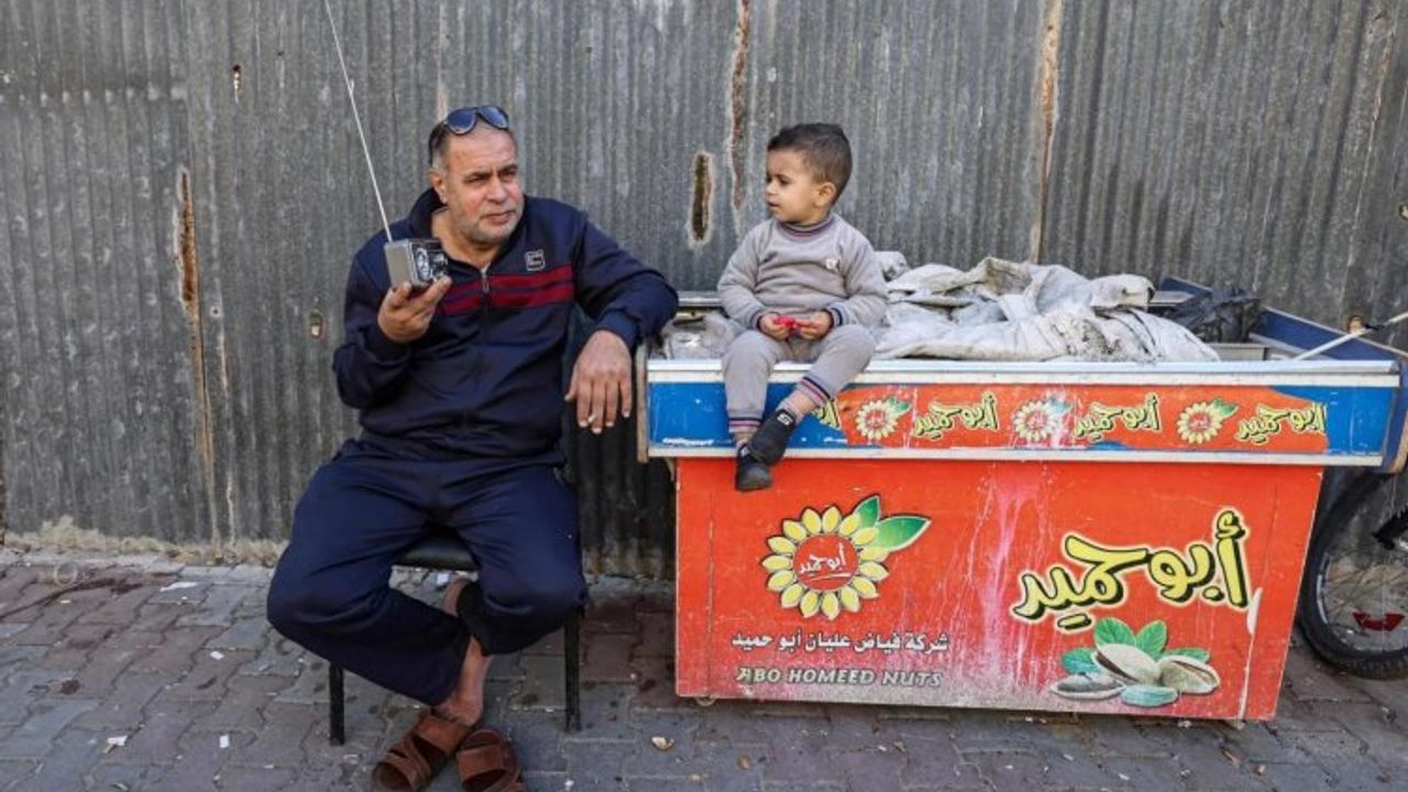 Radyolar, enkaz altından yeniden yayınlarına başladı!