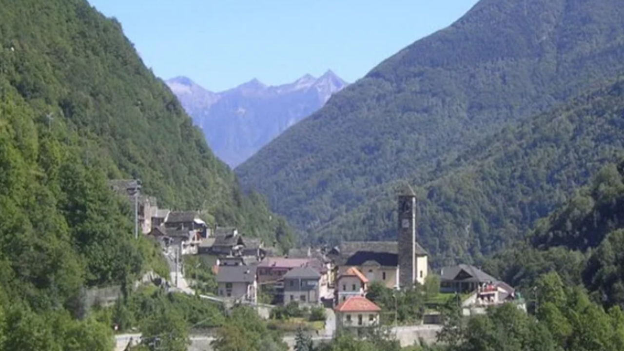 Güneşsiz geçen 84 günün ardından köy, ışığı satın aldı