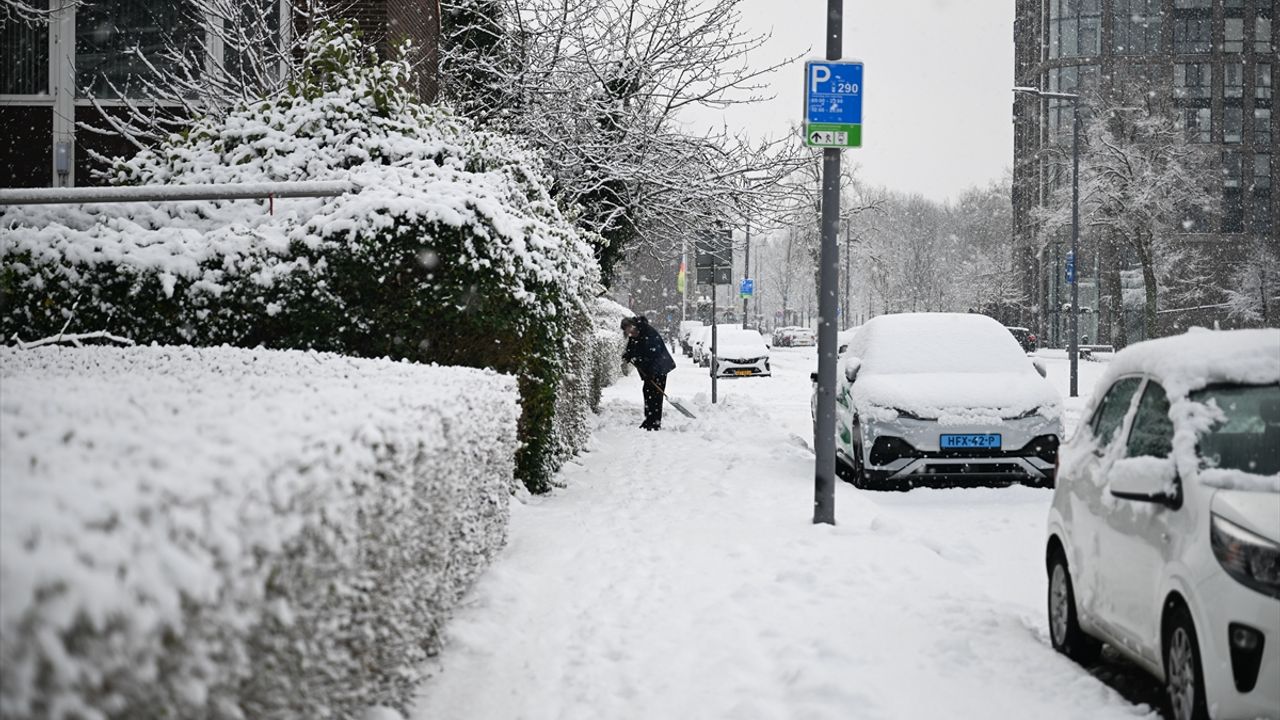 Hollanda fırtınalarla boğuşuyor