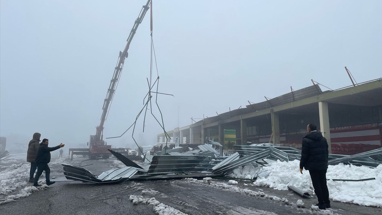 Urfa'da yoğun kar nedeniyle 67 iş yerinin çatısı çöktü