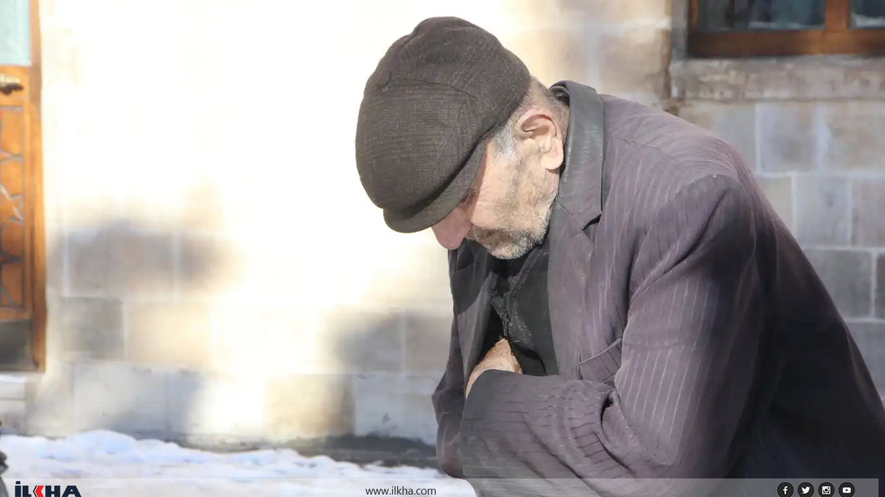 Emekli maaşı ayın ortasını görmüyor