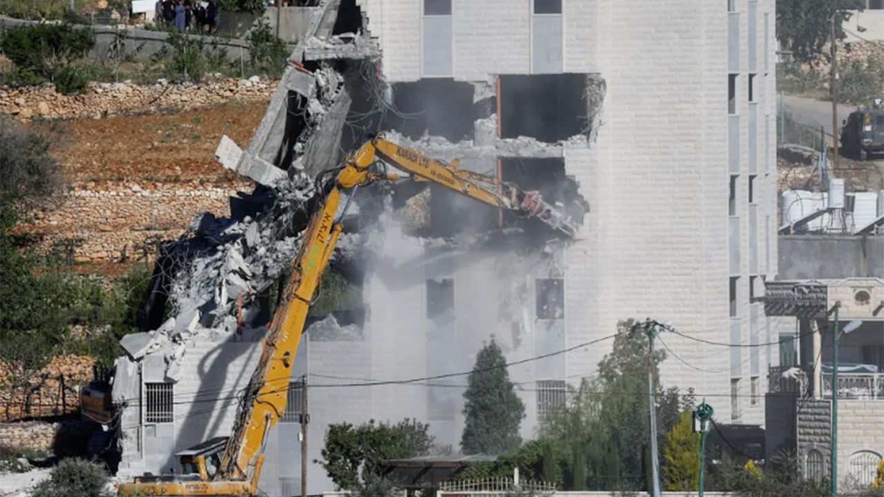 İşgalciler Filistinlilere ait evleri yıkmaya devam ediyor