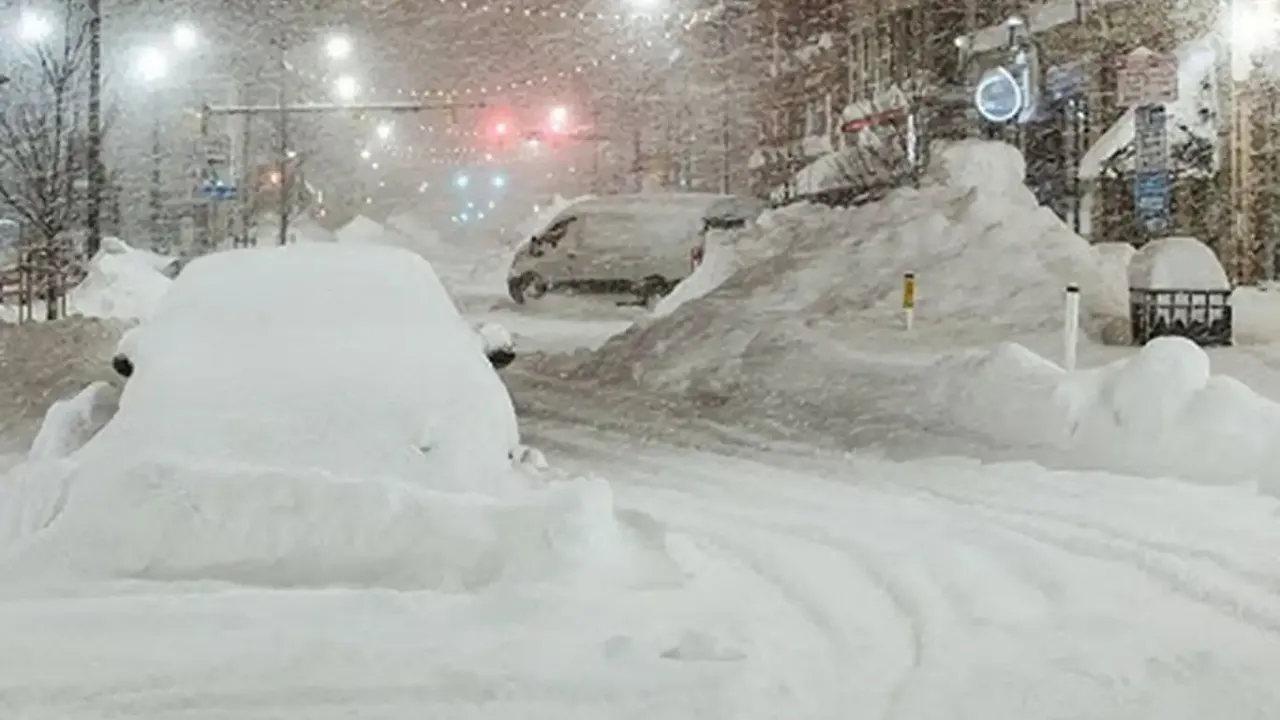 Fırtına kaosu: Ulaşım durdu, binlerce kamyon mahsur kaldı!