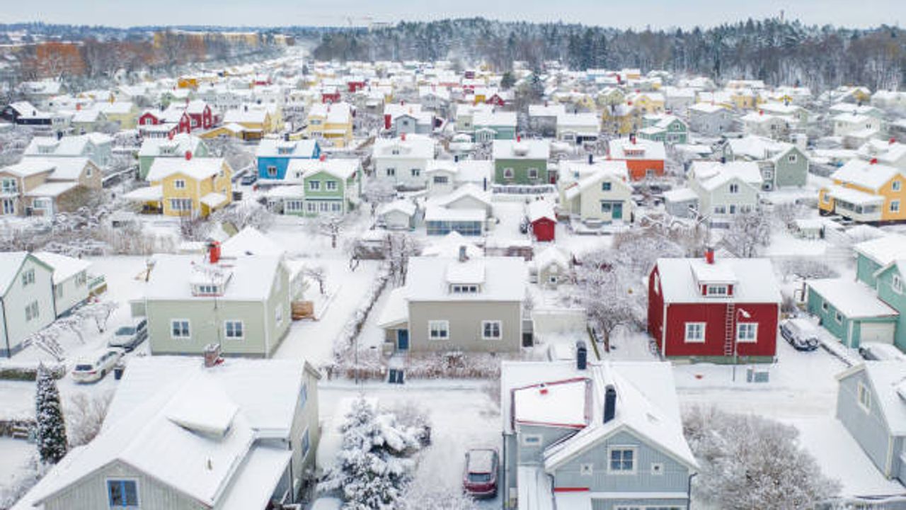 Dışarıya adım atmak tam bir kahramanlık! Nefes'in havada donduğu, çatılarda sarkıkların olduğu dünyanın en dondurucu..