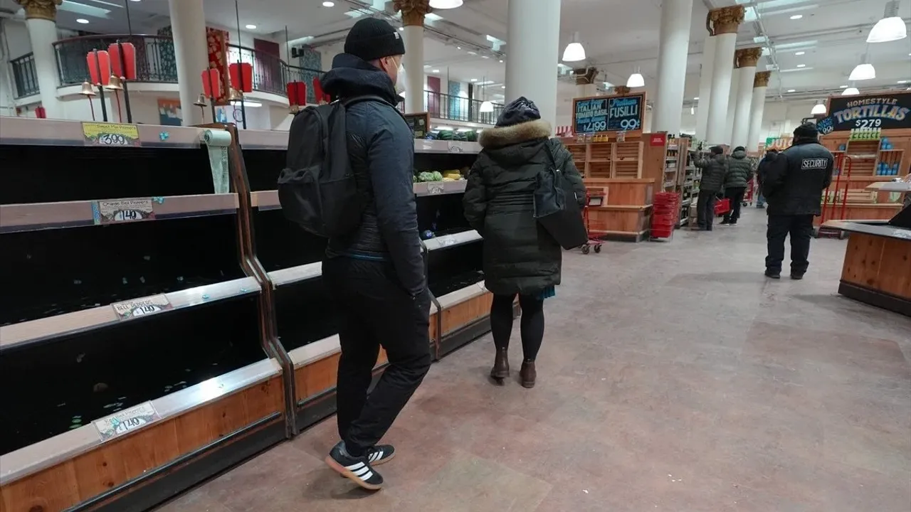 Yoğun kar ve dondurucu soğuk geliyor uyarısından sonra süpermarketler boşaldı