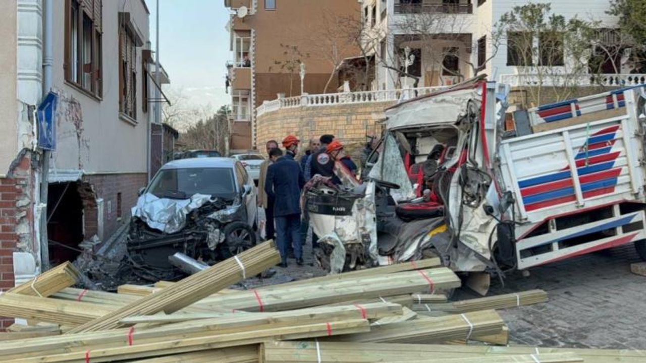 Beykoz'da kamyon eve çarptı: 2 ölü!