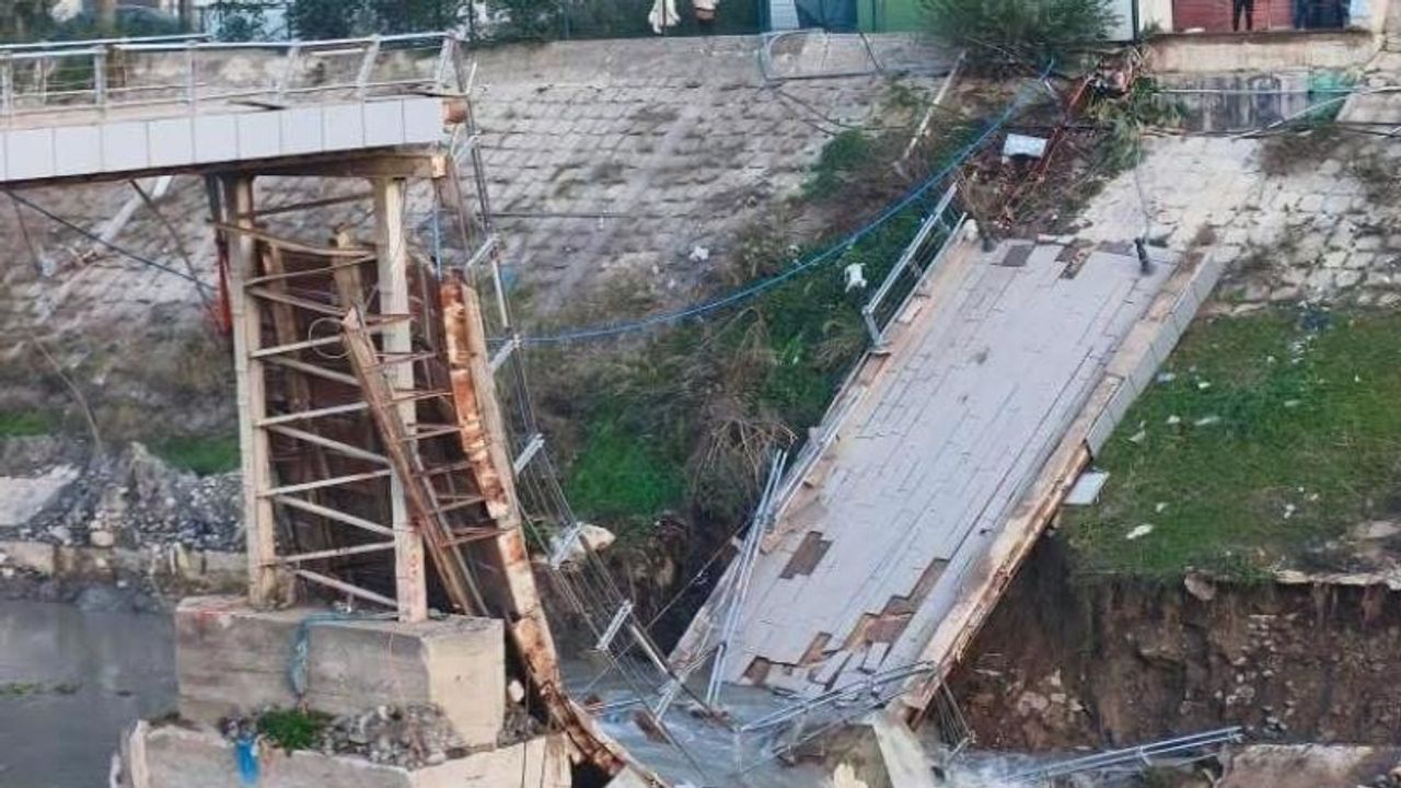 Hatay'da yaya köprüsü yıkıldı
