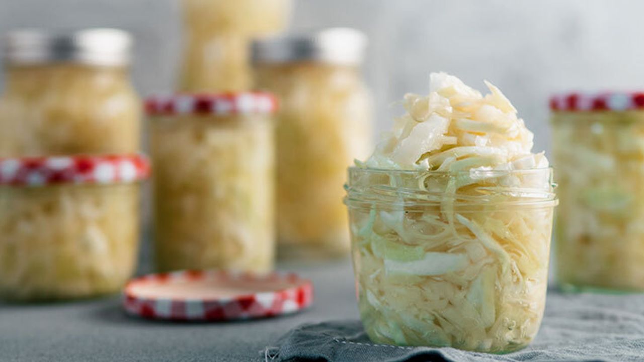 Kilo kontrolü ve metabolizma için destekleyici: İşte lahana turşusunun faydaları..