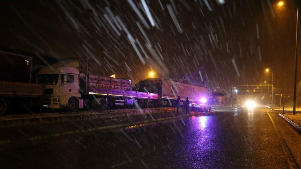 Malatya-Sivas kara yolu kar nedeniyle kapatıldı!