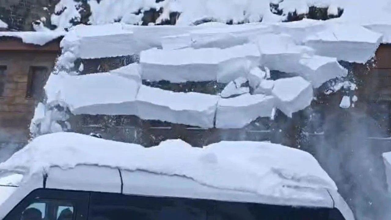 Kar temizlediği çatıdan düşen kişi hayatını kaybetti