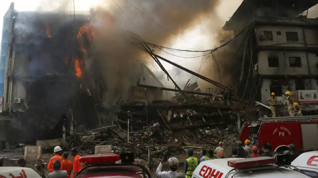 Pakistan’da otel yangını: 21 katlı binada can pazarı