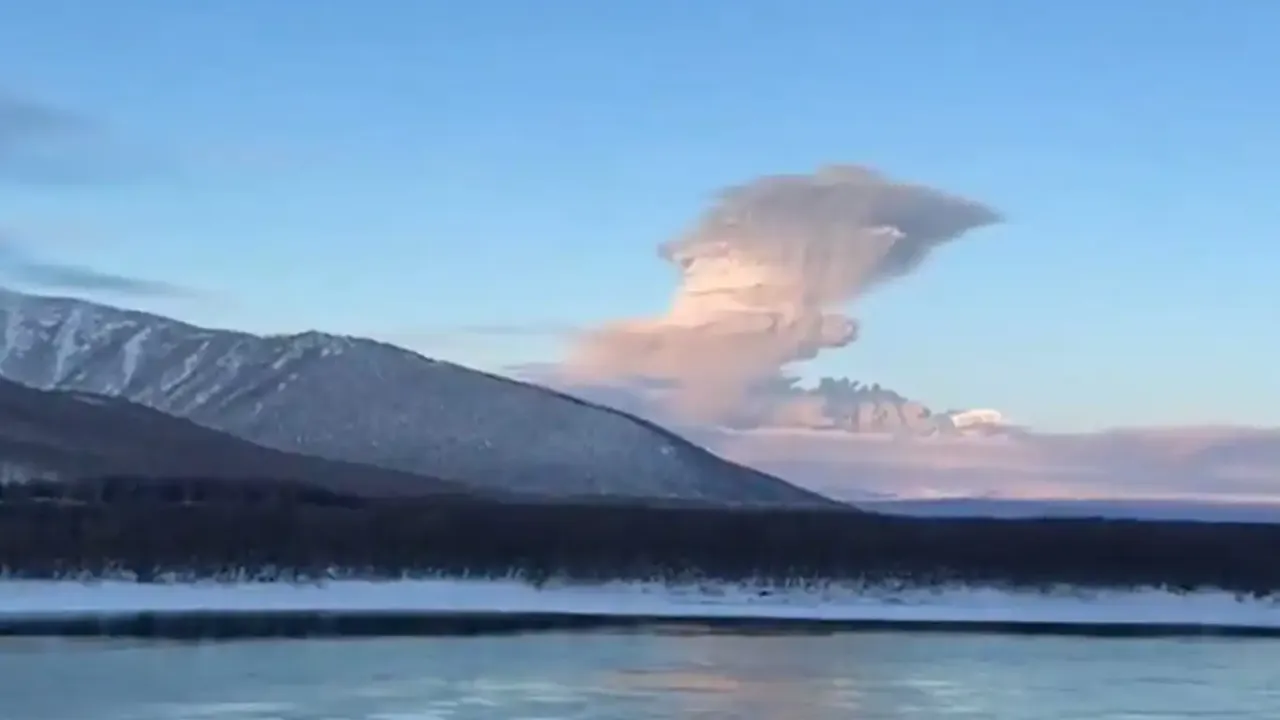 Kamçatka’da dev patlama: Şiveluç Yanardağı bir günde iki kez püskürdü!