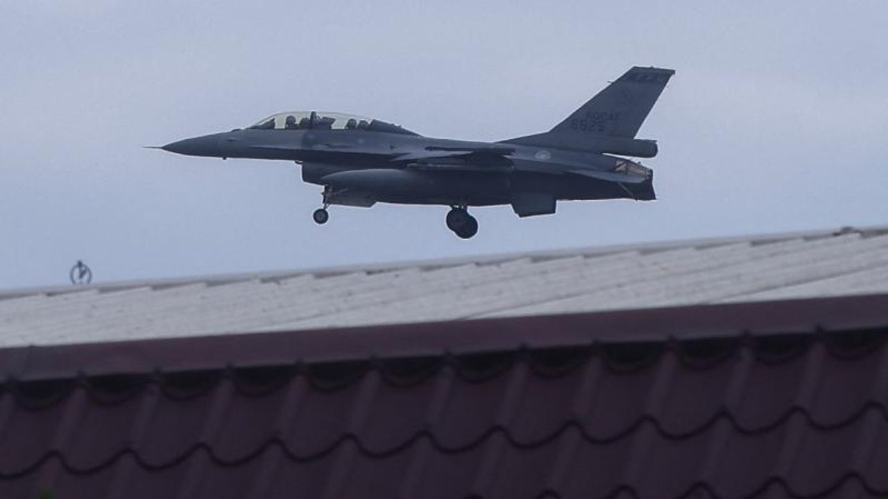 Tayvan'da F-16 savaş uçağı eğitim uçuşunda düştü