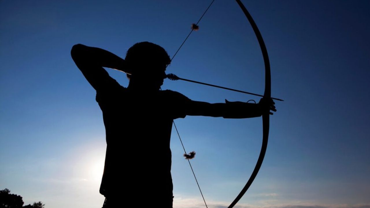 Polise ok ile saldırmaya çalışan adam vuruldu