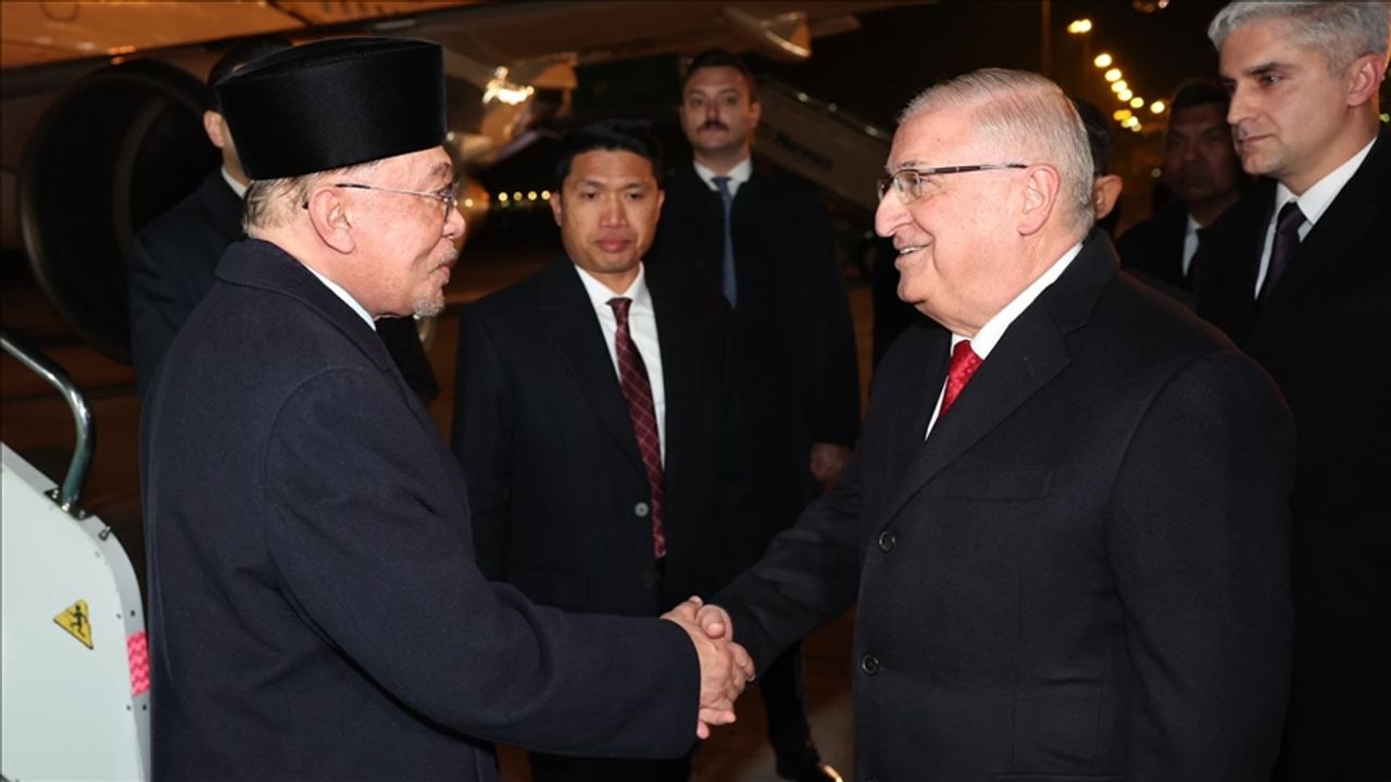 Bakan Güler, Malezya Başbakanı Enver İbrahim'i karşıladı