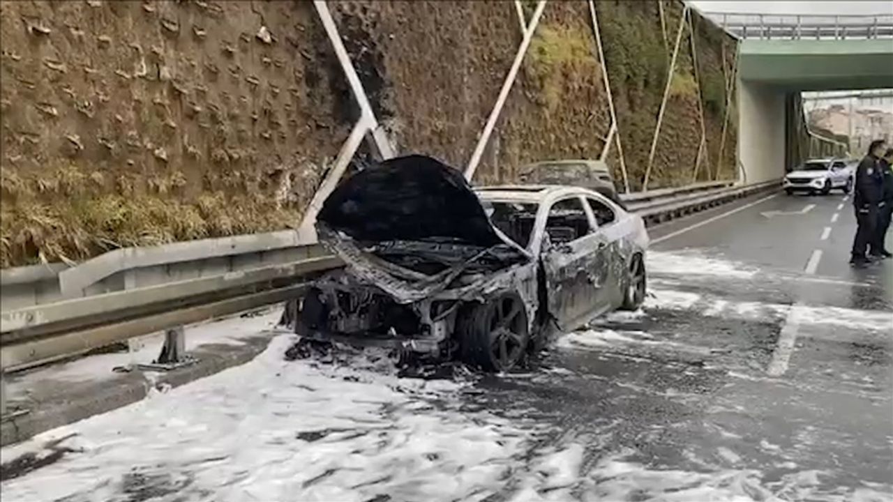 Motoru alev alan otomobil kullanılamaz hale geldi