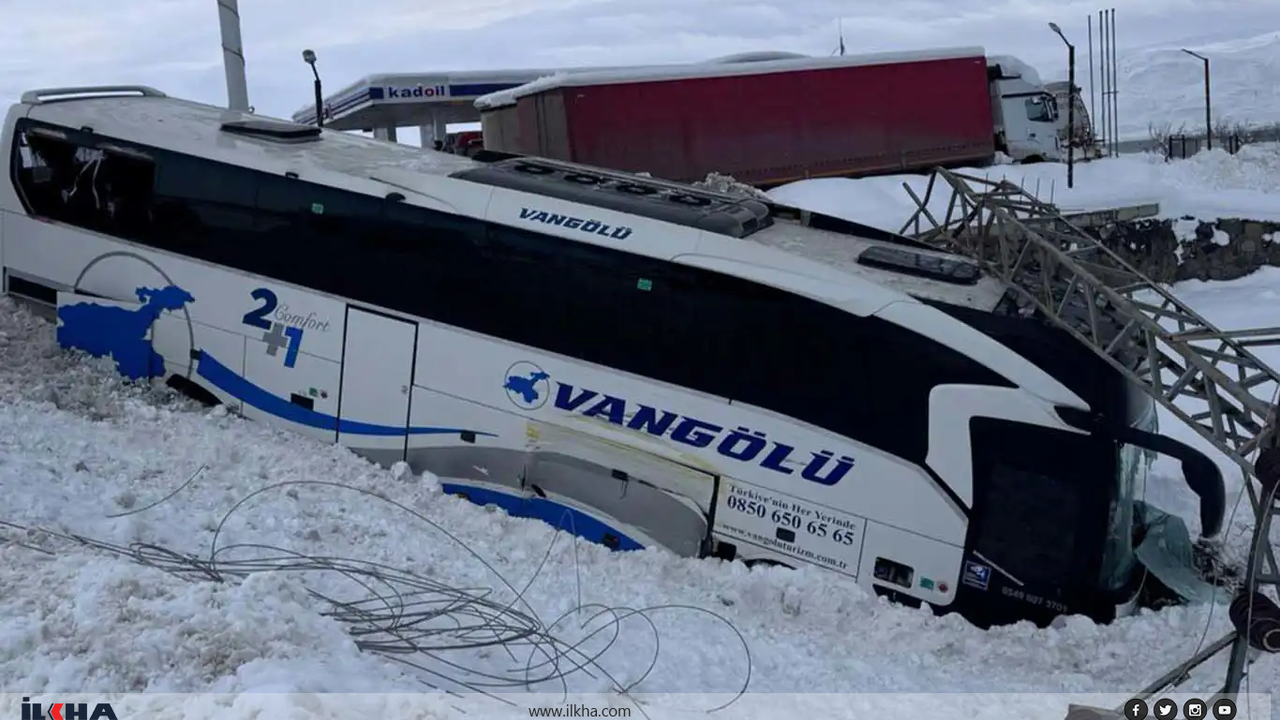 Van’da yolcu otobüsü ile kar temizleme aracı çarpıştı!