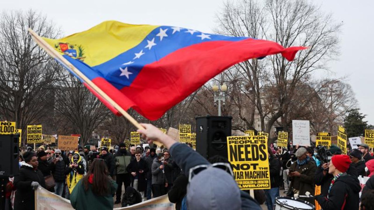 ABD'nin Venezuela'ya askeri müdahalesi Beyaz Saray önünde protesto edildi