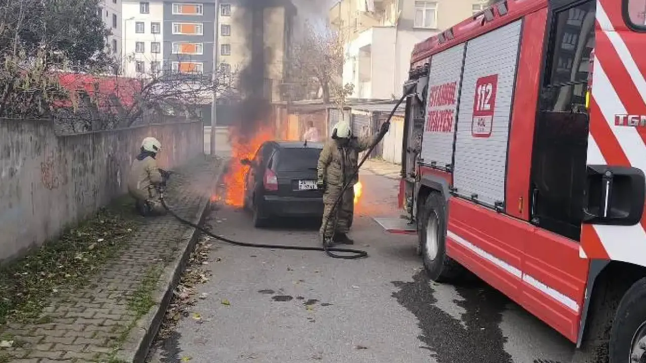 Sultanbeyli’de park halindeki araçta yangın!