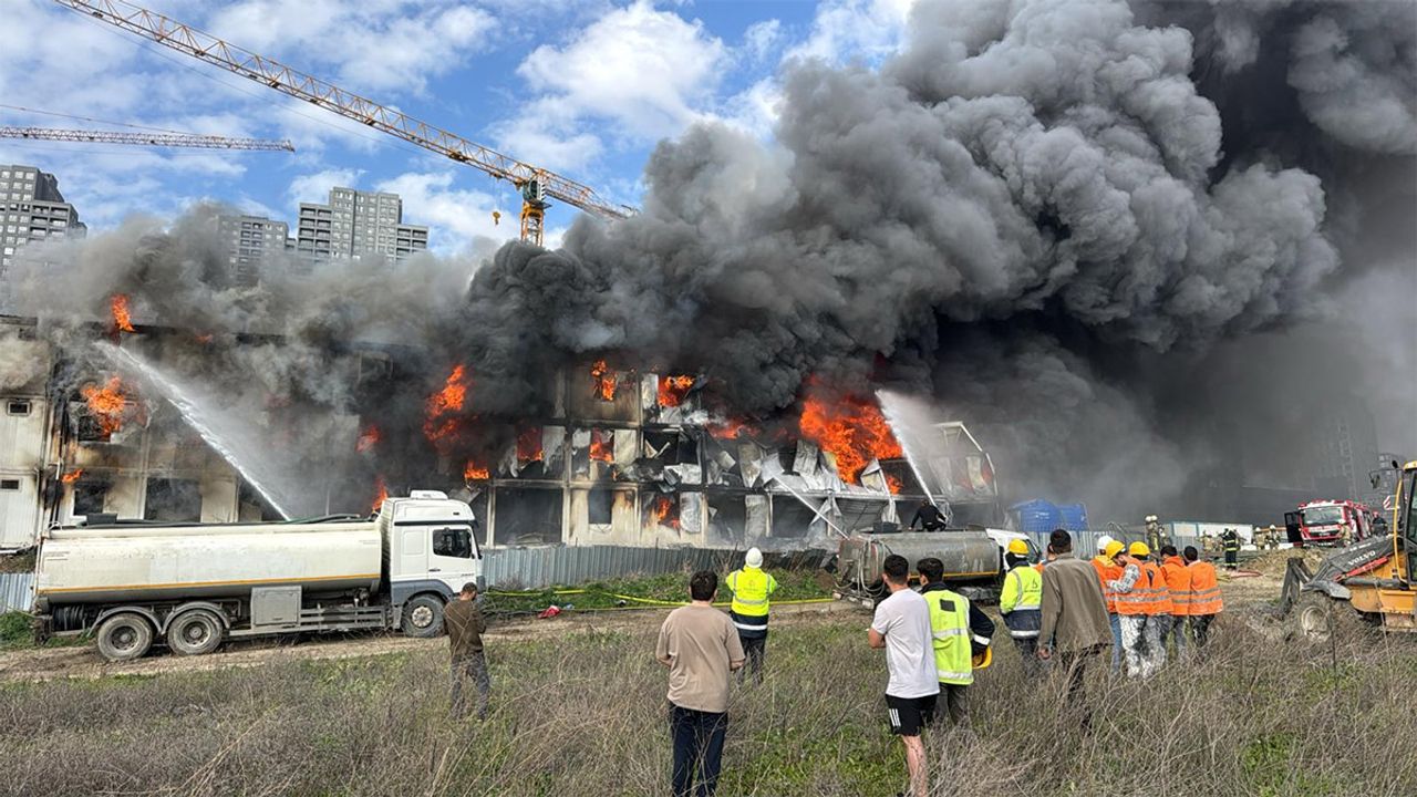 Esenyurt'ta işçi konteynerinde yangın çıktı
