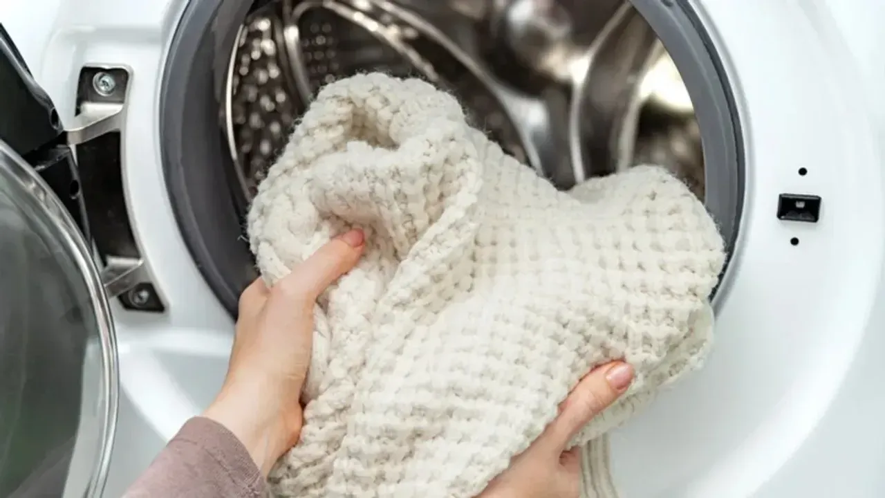 Yün Kazakları Makineye Atmadan Önce Mutlaka Okuyun! Sertleşme ve Boncuklanmayı Önleyen Kurallar