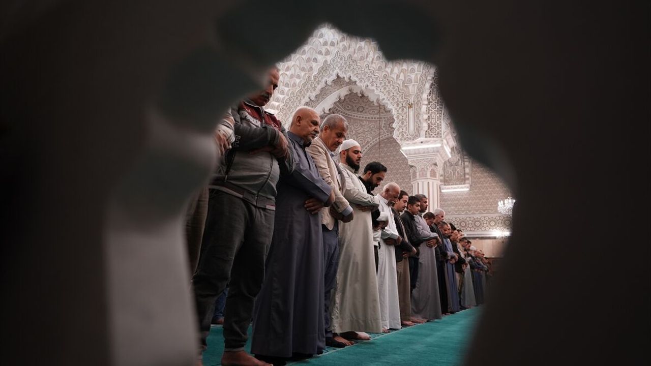 Bağdat'ta camiler de çarşılar da tıklım tıklım