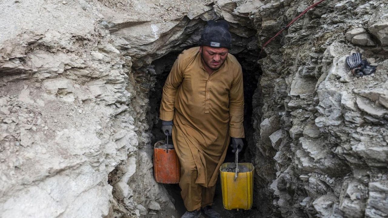Afganistan'da altın çıkarılıyor: On binlerce kişi istihdam edildi!