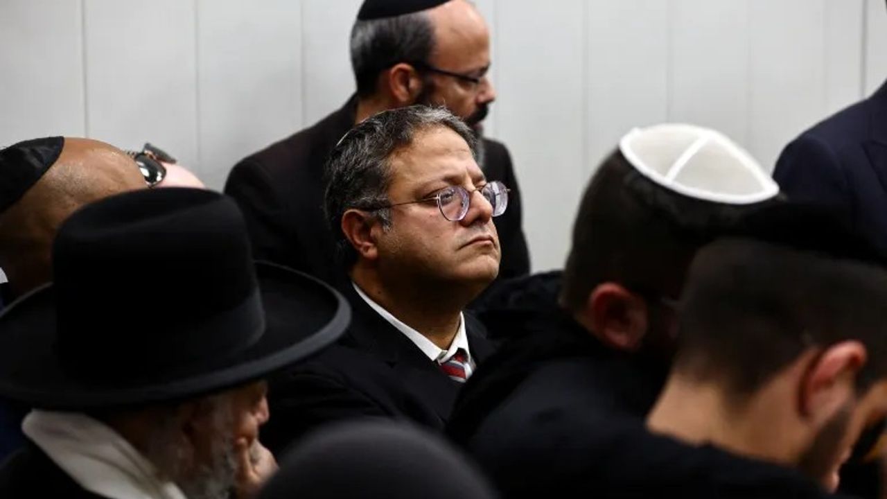 Alçak Ben-Gvir Filistinli esirlerin başına bastı!