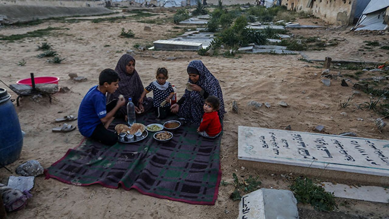 Filistinliler ramazanda mezarlıklarda yaşama devam ediyor!