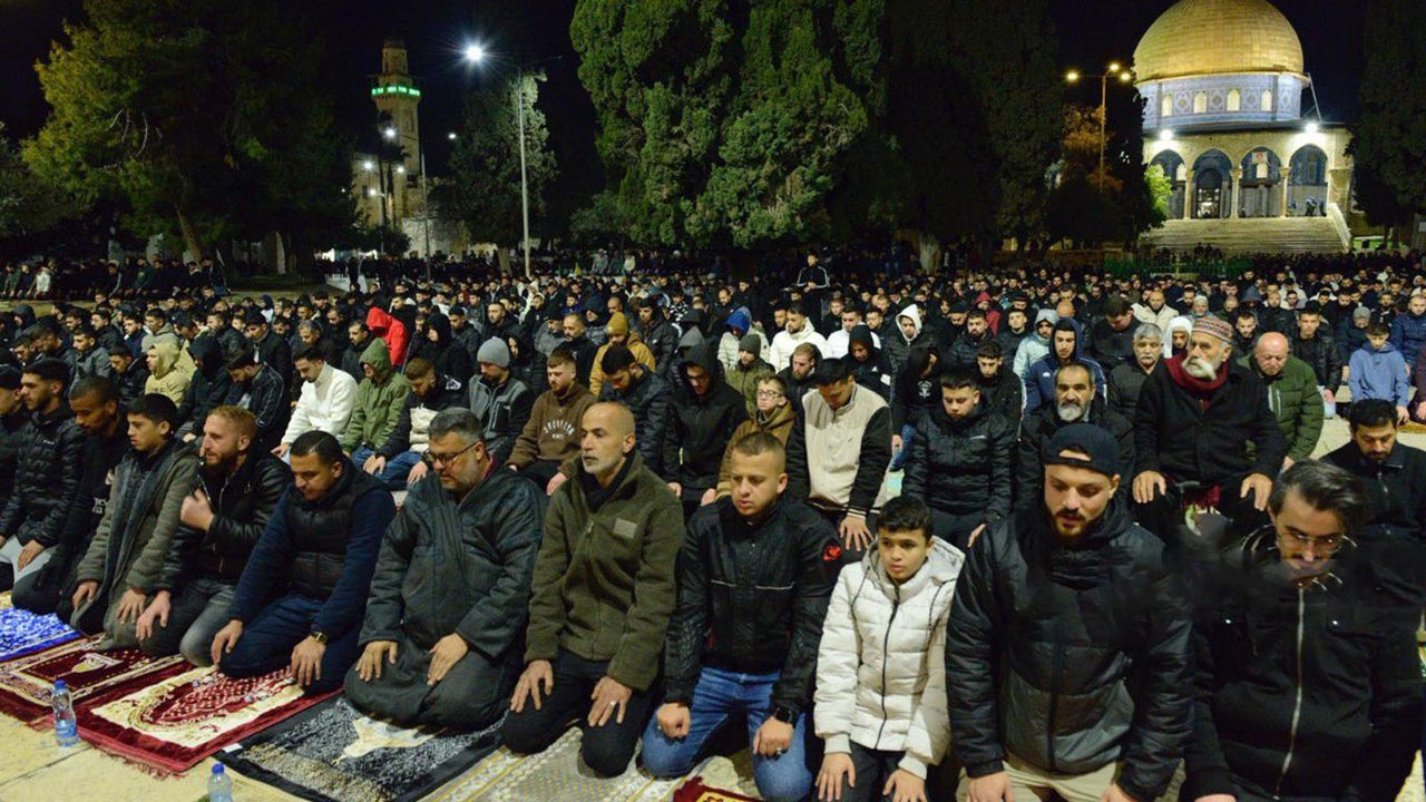 Kısıtlamalara rağmen 50 bin Müslüman Mescid-i Aksa'da teravih namazı kıldı!