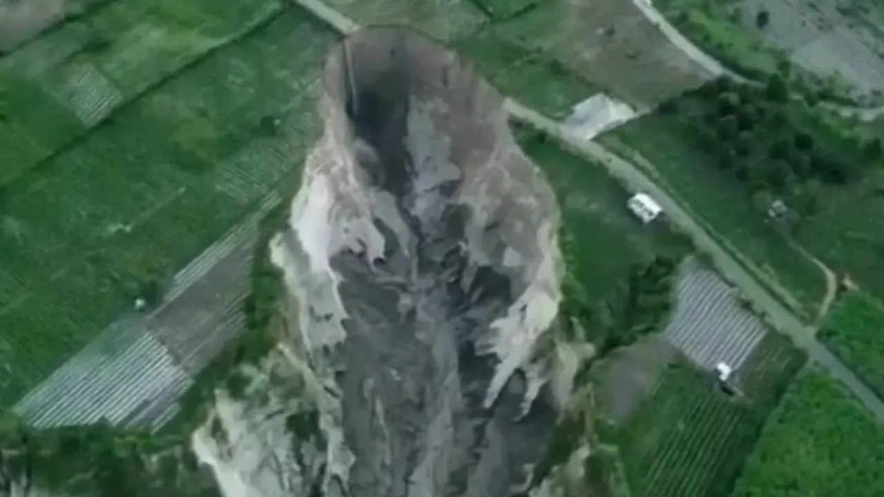 Devasa bir çukur tarım arazilerini yuttu