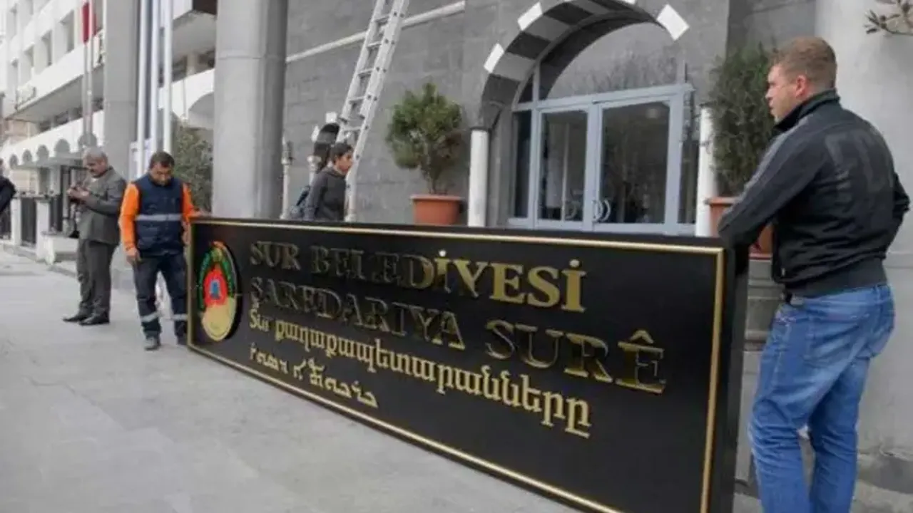 Diyarbakır Sur belediyesi logoyu değiştirdi, Camiyi kaldırdı
