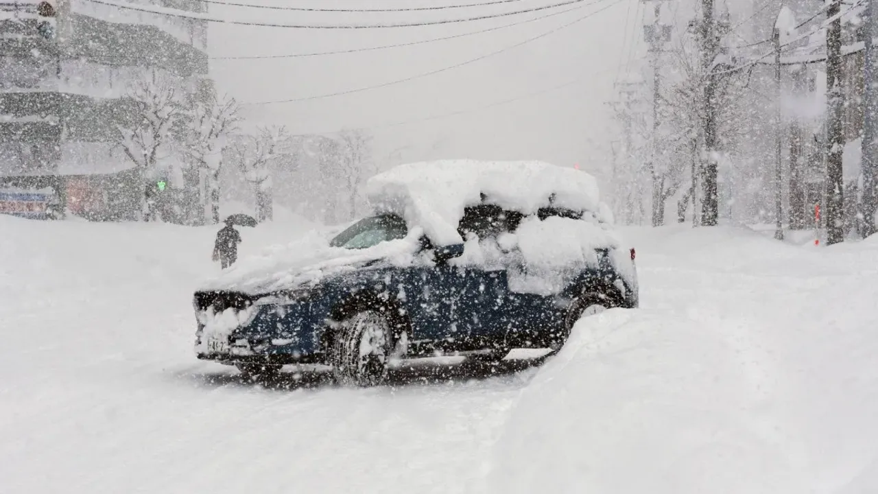 Eşi benzeri görülmemiş kar yağışı: Onlarca ölü var