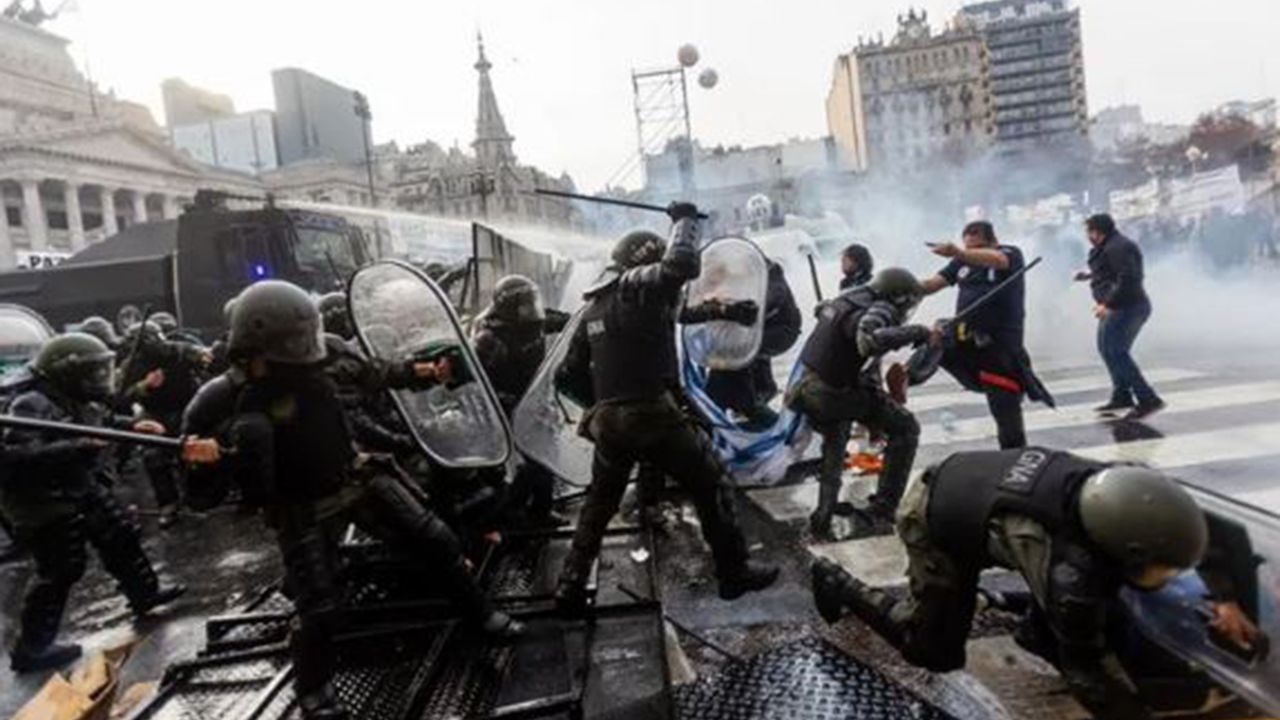 Arjantin’de sokaklar savaş alanına döndü!