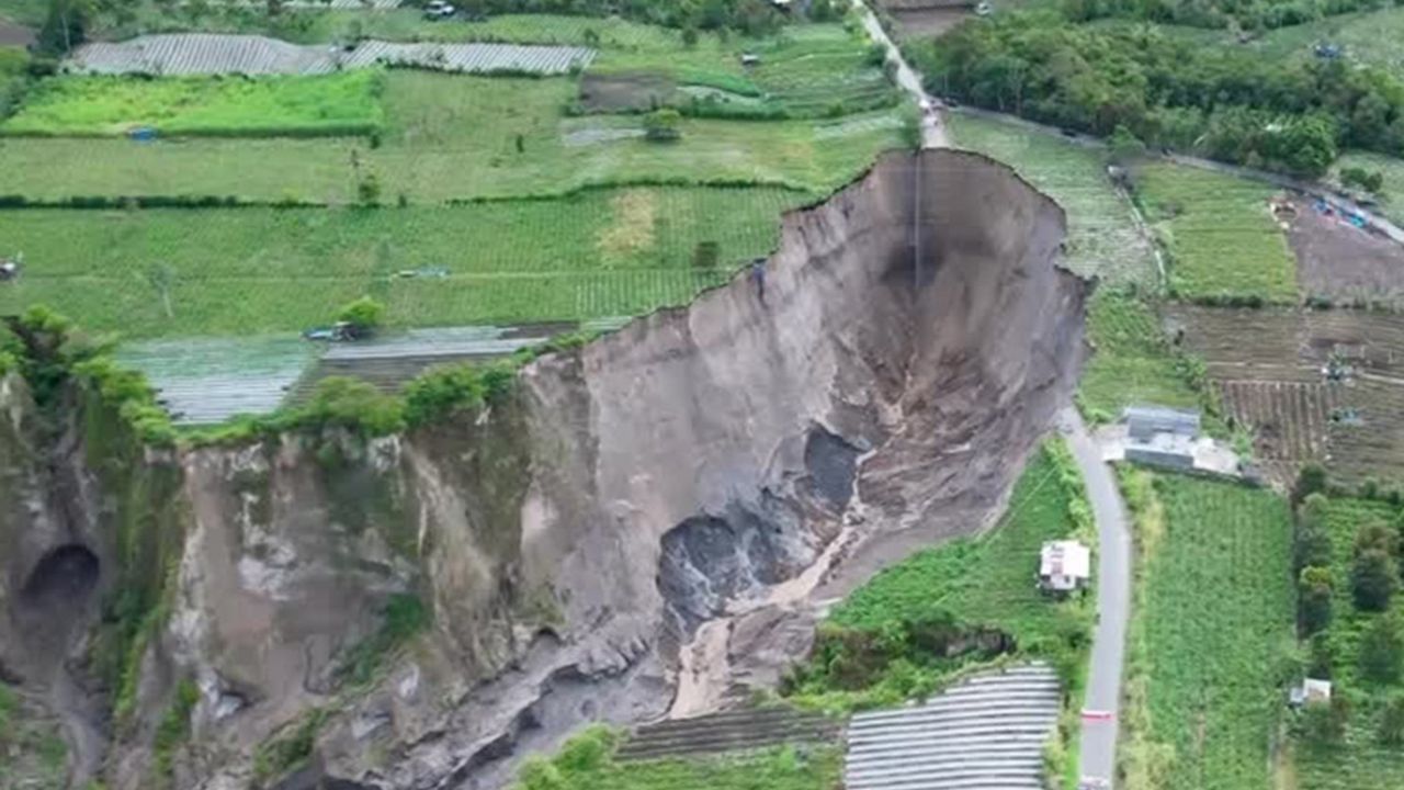 Hızla yayılan devasa obruklar korkutuyor! Peki neden oluşuyor?