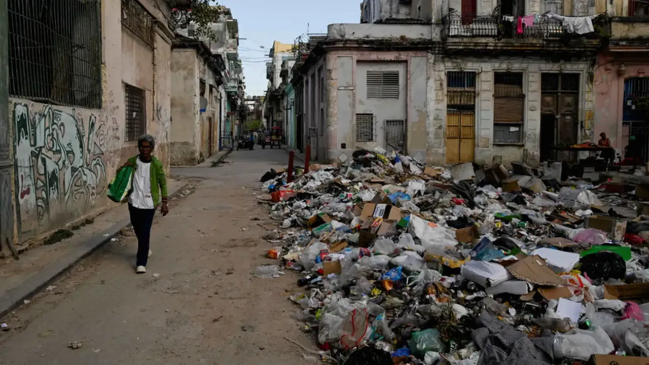 Yakıt bitti, sokaklarda çöp dağları oluştu