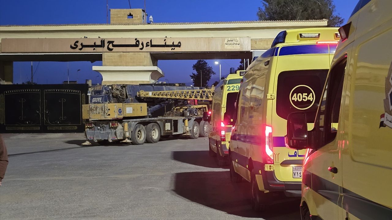 Refah Sınır Kapısı'nda Sıcak Dakikalar: Ambulanslar Hazır Bekliyor!