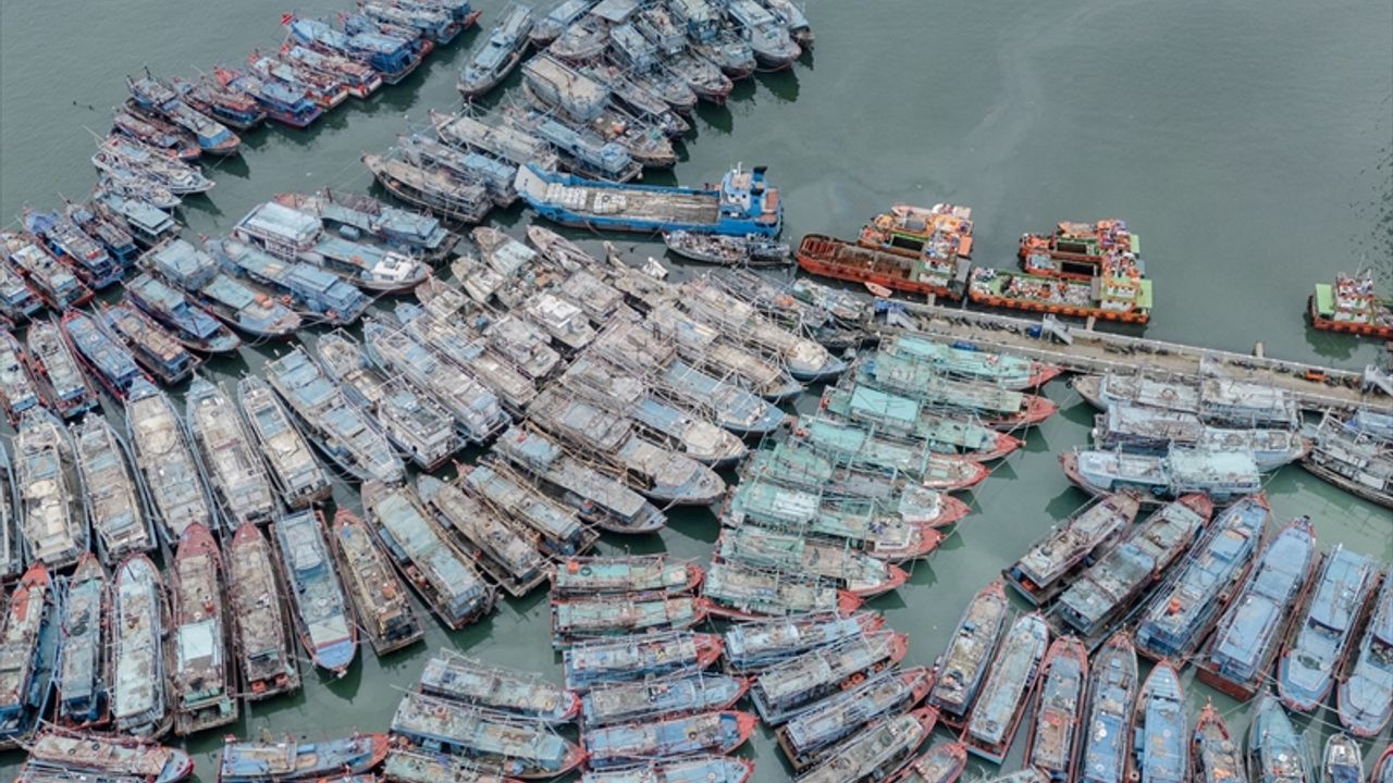 Balıkçı limanında tekneden geçilmiyor!