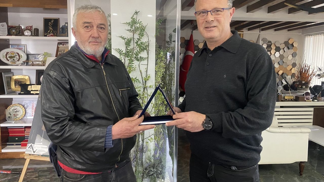 Temizlik işçisi, para ve ziynet eşyası olan çantayı sahibine ulaştırdı