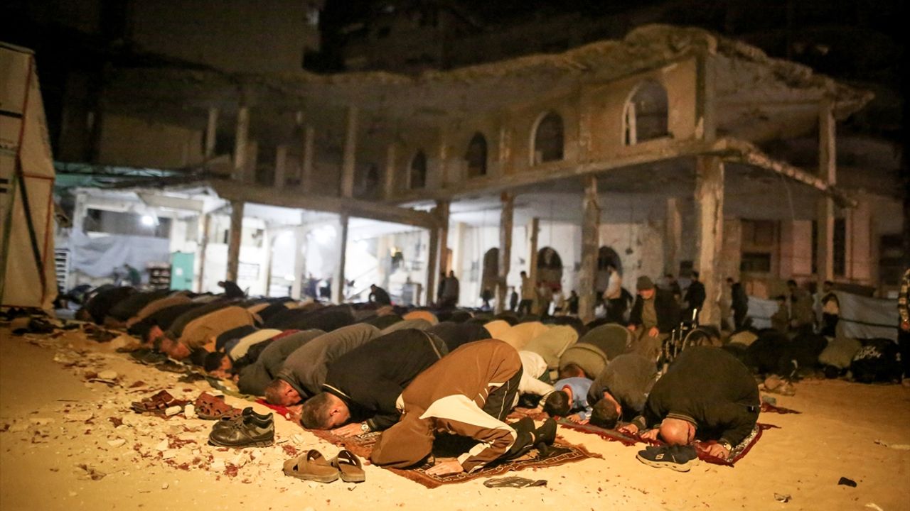 Gazze'de Ramazan'ın ilk teravihi kılındı!