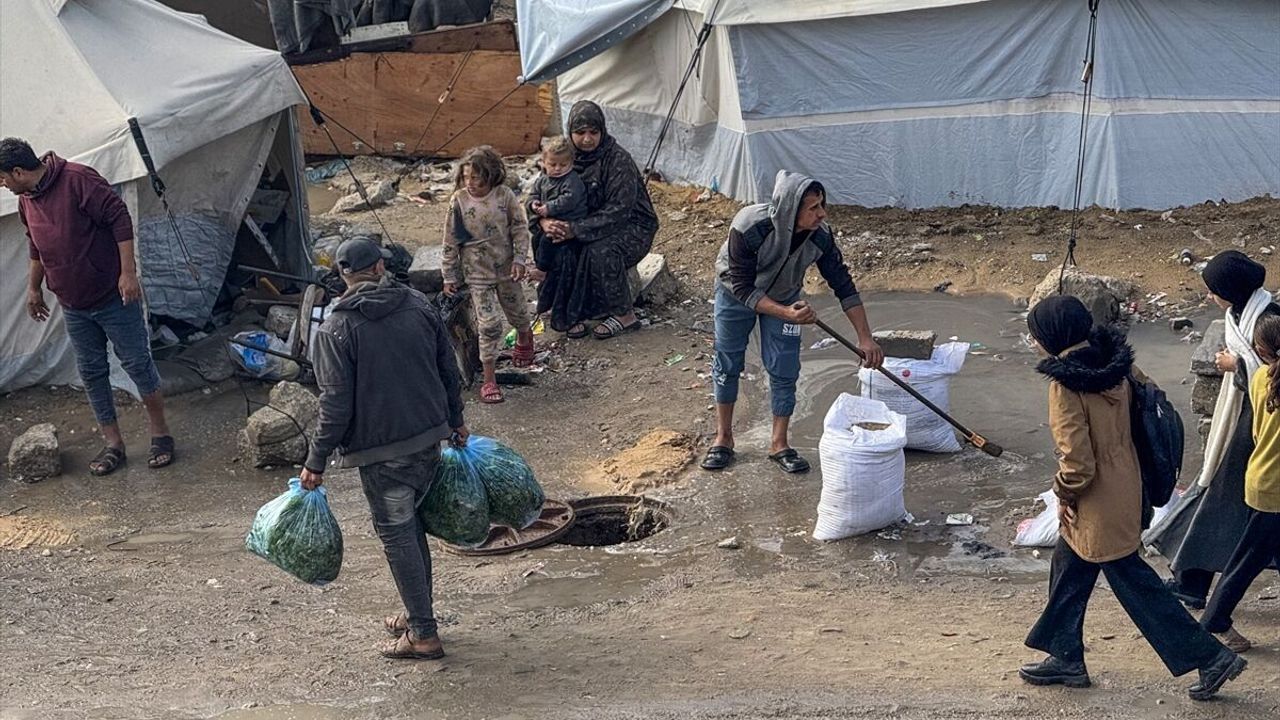 Gazze Belediyesi: Etkili olan fırtına nedeniyle yüzlerce çadır sular altında kaldı