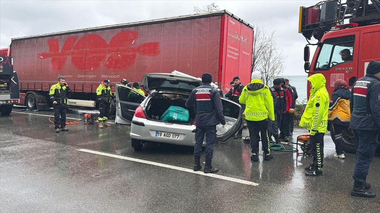 Otomobil park halindeki tıra çarptı! 2 ölü var!