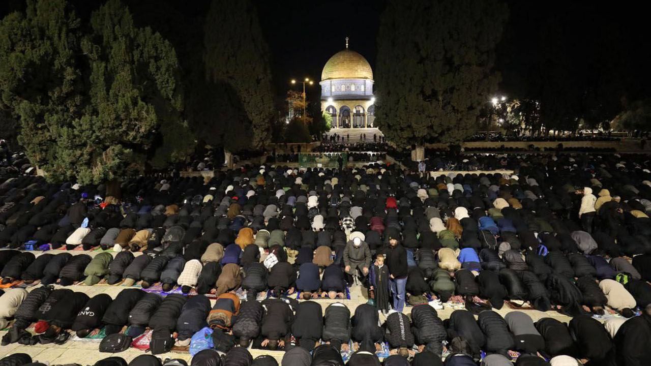 Binlerce mümin Aksa'da teravihte buluştu