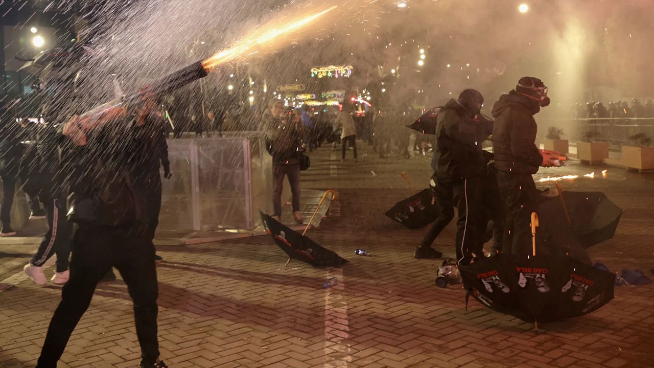 Tiran Savaş Alanına Döndü: Binlerce Kişi Hükümetin İstifasını İstiyor